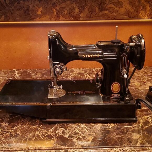 Antique Singer Sewing Machine, Featherwieght Model,  EXCELLENT CONDITION! - Picture 3 of 17
